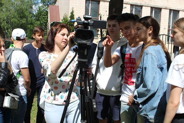 Студентка -журналістка розповідає майбутнів абітурієнтам про специфіку роботи з камерою та поведінкою в кадрі